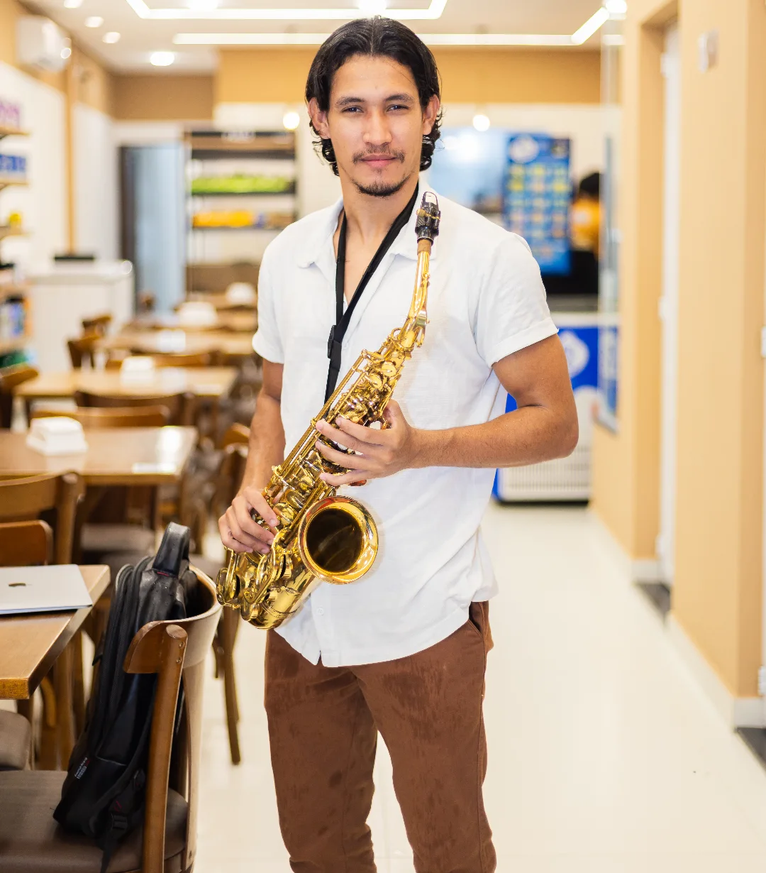 John Lucas segurando seu saxofone